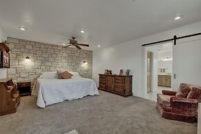 Serene Creek Front Home With Games+grill!