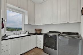Luxurious Watershaus Ranch - Pool and Hot Tub, Fireplaces, Stunning Vi