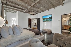 Luxurious Watershaus Ranch - Pool and Hot Tub, Fireplaces, Stunning Vi