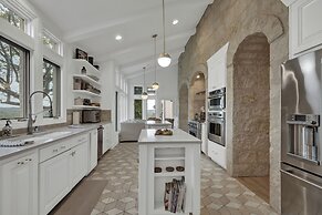 Luxurious Watershaus Ranch - Pool and Hot Tub, Fireplaces, Stunning Vi