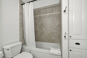 Luxurious Watershaus Ranch - Pool and Hot Tub, Fireplaces, Stunning Vi