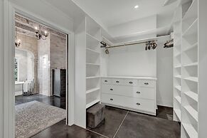 Luxurious Watershaus Ranch - Pool and Hot Tub, Fireplaces, Stunning Vi