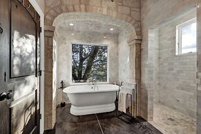 Luxurious Watershaus Ranch - Pool and Hot Tub, Fireplaces, Stunning Vi