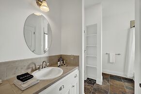 Luxurious Watershaus Ranch - Pool and Hot Tub, Fireplaces, Stunning Vi