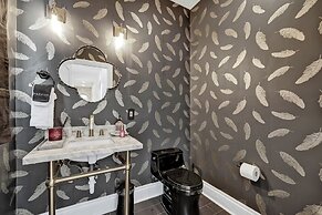 Luxurious Watershaus Ranch - Pool and Hot Tub, Fireplaces, Stunning Vi