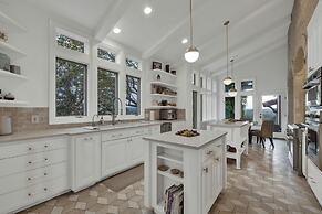 Luxurious Watershaus Ranch - Pool and Hot Tub, Fireplaces, Stunning Vi