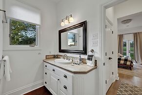 Luxurious Watershaus Ranch - Pool and Hot Tub, Fireplaces, Stunning Vi