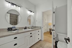 Luxurious Watershaus Ranch - Pool and Hot Tub, Fireplaces, Stunning Vi