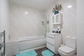 3 Bed- Full Balcony - Closetoo2 & Excel