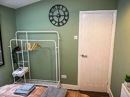 Stylish Home for 6 in Reading