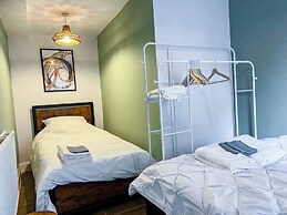 Stylish Home for 6 in Reading