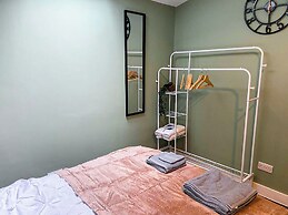 Stylish Home for 6 in Reading