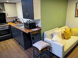 Stylish Home for 6 in Reading