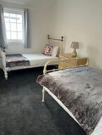Cozy Gogarstone Cottage in Newbridge