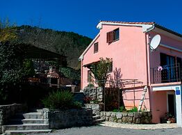 Sunny Holiday Home With Terrace