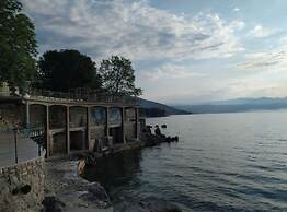 Beachfront Apartment Lovran With Balcony