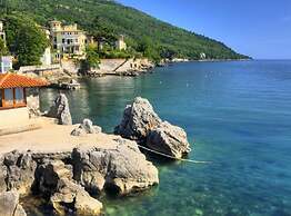 Beachfront Apartment Lovran With Balcony