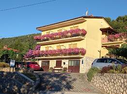 Scenic Retreat Rooms and Family Apartment