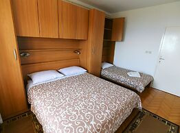 Scenic Retreat Rooms and Family Apartment