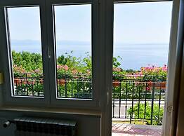 Scenic Retreat Rooms and Family Apartment