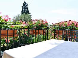 Scenic Retreat Rooms and Family Apartment