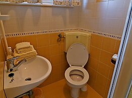 Scenic Retreat Rooms and Family Apartment