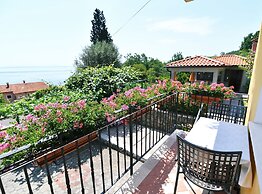 Scenic Retreat Rooms and Family Apartment