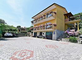 Scenic Retreat Rooms and Family Apartment