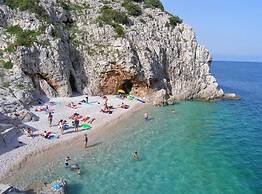 Chic and Cozy Brsec Apartment With Sea View