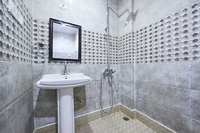 Fabhotel Black Stone Palace