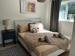 Luxury 4 bed House Sleeps 8, Enjoy in Comfort