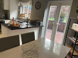 Luxury 4 bed House Sleeps 8, Enjoy in Comfort