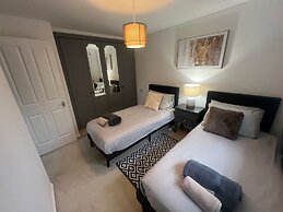 Luxury 4 bed House Sleeps 8, Enjoy in Comfort