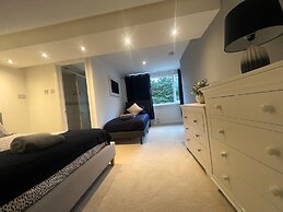 Luxury 4 bed House Sleeps 8, Enjoy in Comfort