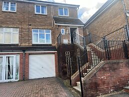 Luxury 4 bed House Sleeps 8, Enjoy in Comfort