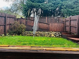 Luxury 4 bed House Sleeps 8, Enjoy in Comfort