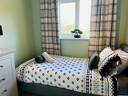 Luxury 4 bed House Sleeps 8, Enjoy in Comfort