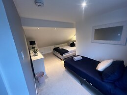 Luxury 4 bed House Sleeps 8, Enjoy in Comfort