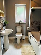 Luxury 4 bed House Sleeps 8, Enjoy in Comfort