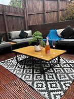 Luxury 4 bed House Sleeps 8, Enjoy in Comfort