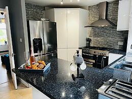 Luxury 4 bed House Sleeps 8, Enjoy in Comfort