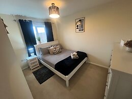 Luxury 4 bed House Sleeps 8, Enjoy in Comfort