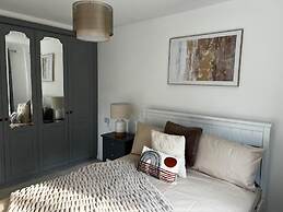 Luxury 4 bed House Sleeps 8, Enjoy in Comfort