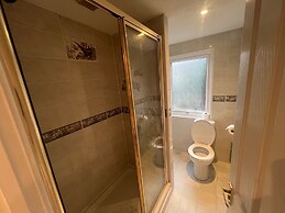 Luxury 4 bed House Sleeps 8, Enjoy in Comfort