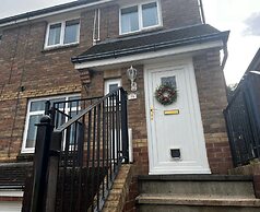 Luxury 4 bed House Sleeps 8, Enjoy in Comfort