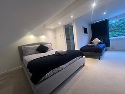 Luxury 4 bed House Sleeps 8, Enjoy in Comfort