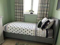 Luxury 4 bed House Sleeps 8, Enjoy in Comfort