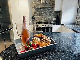 Luxury 4 bed House Sleeps 8, Enjoy in Comfort