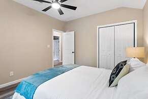 Modern Cabin in Pine Forest Near Austin