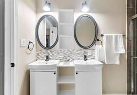 Modern Cabin in Pine Forest Near Austin